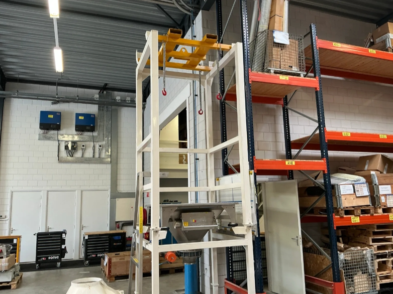 Pre owned bigbag handling material